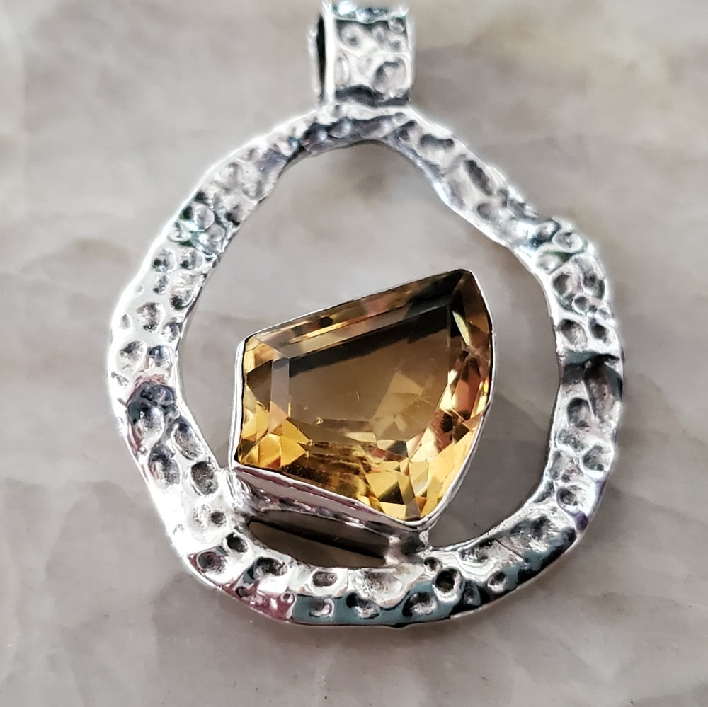 Yellow topaz necklace set in hammered silver - Picture 3 of 7